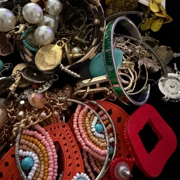 Huge lot reseller!   Women's Jewelry - Picture 2 of 5